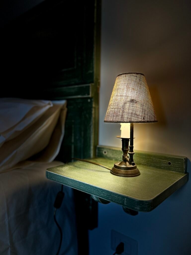 Camera matrimoniale Rosmarino al B&B Essentia Assisi - Particolare abat-jour